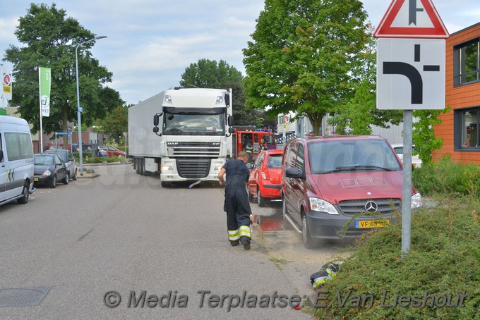 Mediaterplaatse vrachtwagen rijd diesel tank lek hdp 30072018 Image00001