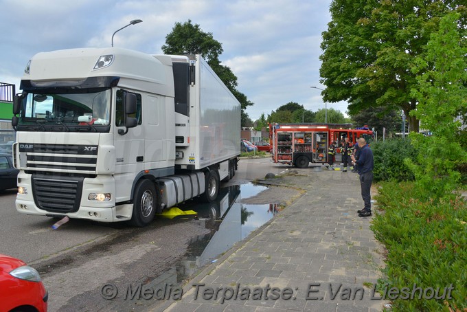 Mediaterplaatse vrachtwagen rijd diesel tank lek hdp 30072018 Image00002