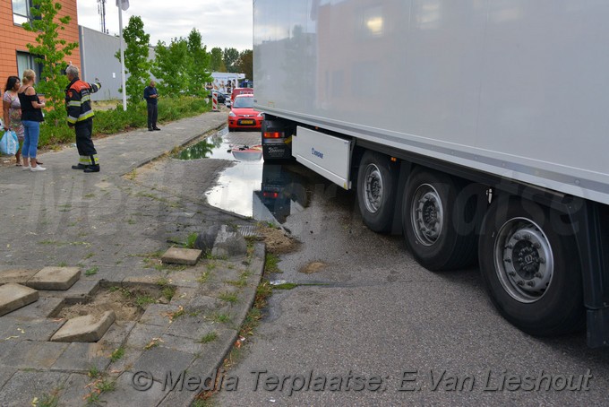 Mediaterplaatse vrachtwagen rijd diesel tank lek hdp 30072018 Image00005