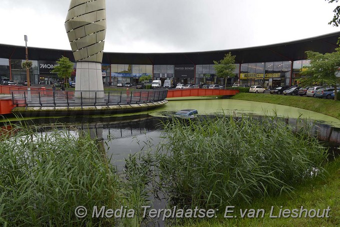 Mediaterplaatse auto te water cruquisplein 30062016 Image00003