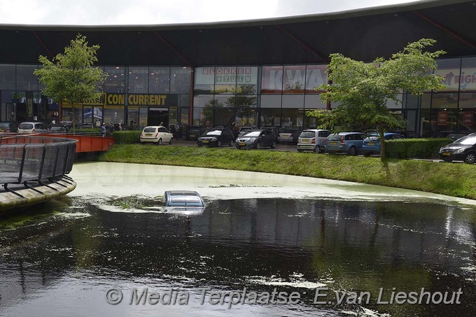 Mediaterplaatse auto te water cruquisplein 30062016 Image00005