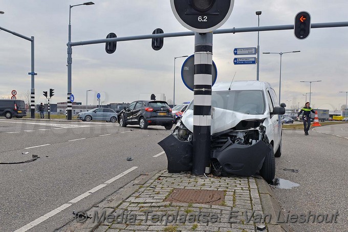 Mediaterplaatse Ongeval kerende auto van der heuvel goed hart laan hoofddorp 09032018 Image00004