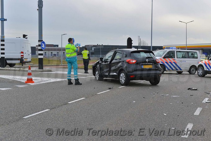 Mediaterplaatse Ongeval kerende auto van der heuvel goed hart laan hoofddorp 09032018 Image00010