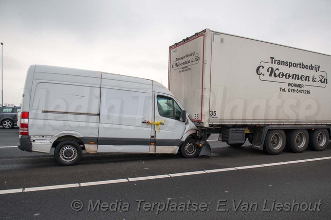 Mediaterplaatse ongeval Bedrijfsbus tegen vrachtwagen lijnden A9 27032018 Image00003