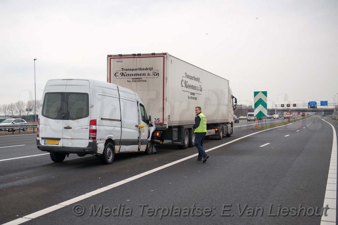 Mediaterplaatse ongeval Bedrijfsbus tegen vrachtwagen lijnden A9 27032018 Image00006