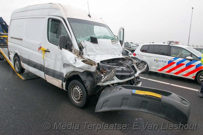 Mediaterplaatse ongeval Bedrijfsbus tegen vrachtwagen lijnden A9 27032018 Image00008