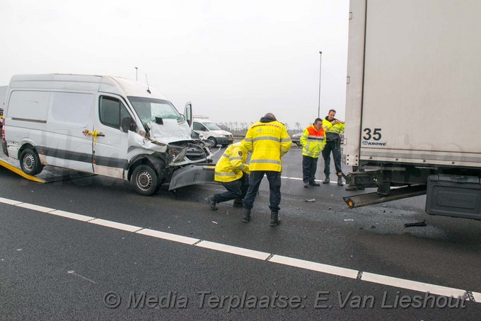 Mediaterplaatse ongeval Bedrijfsbus tegen vrachtwagen lijnden A9 27032018 Image00009