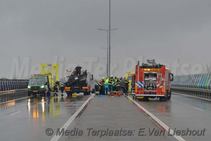 Mediaterplaatse ongeval auto klapt op lichtmast Cruquius 28032018 Image00001