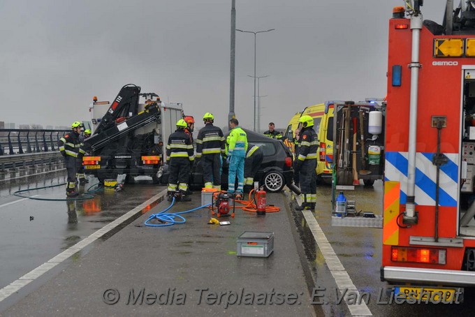 Mediaterplaatse ongeval auto klapt op lichtmast Cruquius 28032018 Image00002