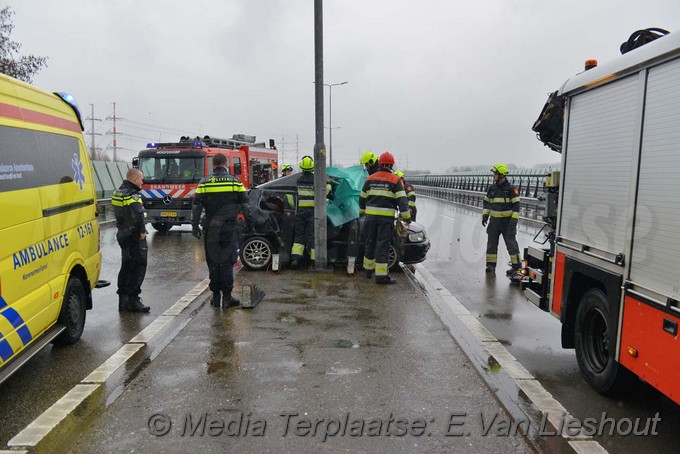 Mediaterplaatse ongeval auto klapt op lichtmast Cruquius 28032018 Image00004