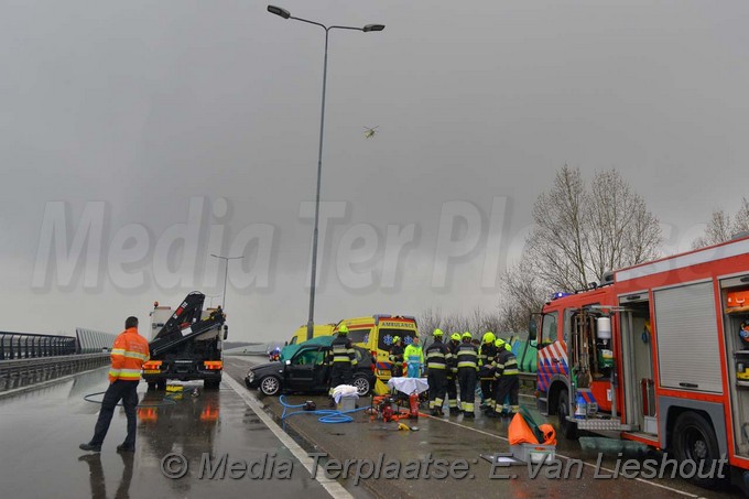 Mediaterplaatse ongeval auto klapt op lichtmast Cruquius 28032018 Image00005