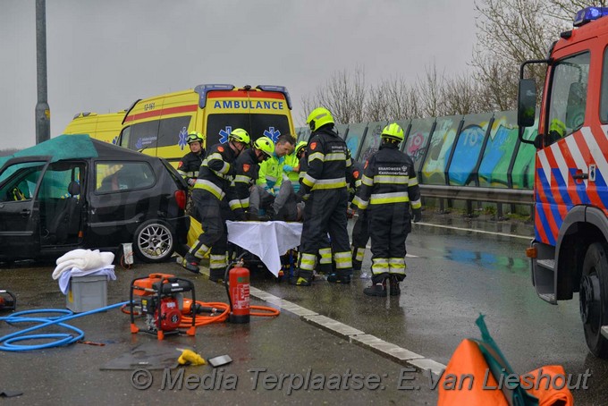 Mediaterplaatse ongeval auto klapt op lichtmast Cruquius 28032018 Image00006