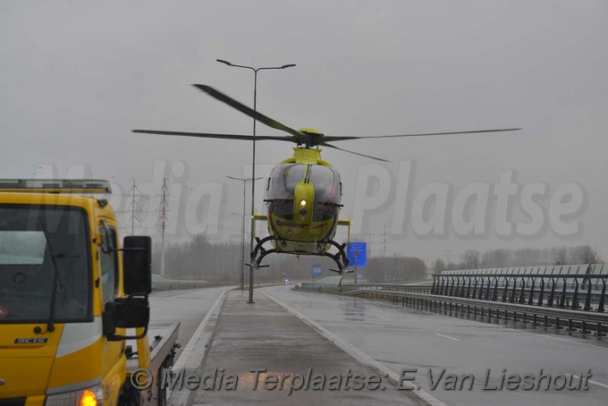 Mediaterplaatse ongeval auto klapt op lichtmast Cruquius 28032018 Image00007