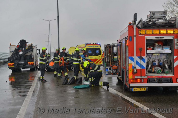 Mediaterplaatse ongeval auto klapt op lichtmast Cruquius 28032018 Image00010