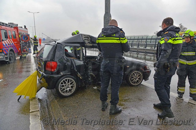 Mediaterplaatse ongeval auto klapt op lichtmast Cruquius 28032018 Image00011