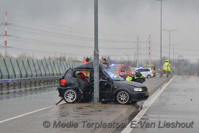 Mediaterplaatse ongeval auto klapt op lichtmast Cruquius 28032018 Image00012