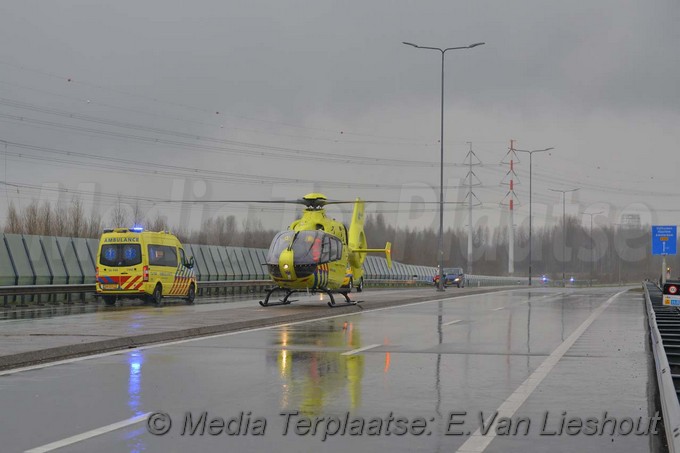 Mediaterplaatse ongeval auto klapt op lichtmast Cruquius 28032018 Image00016