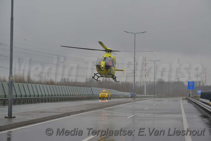 Mediaterplaatse ongeval auto klapt op lichtmast Cruquius 28032018 Image00017