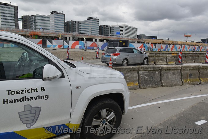 Mediaterplaatse taxi klapt op beton afzetting schiphol 03052019 Image00003