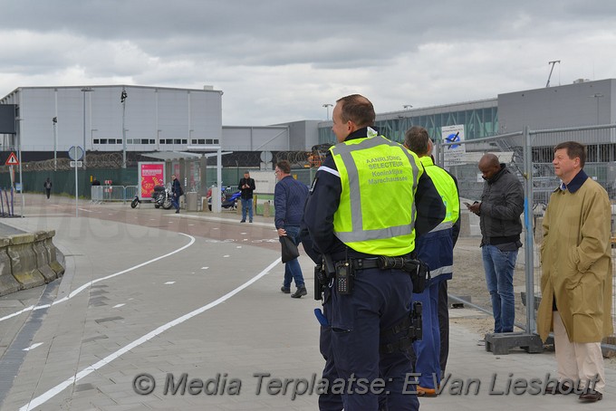 Mediaterplaatse taxi klapt op beton afzetting schiphol 03052019 Image00004