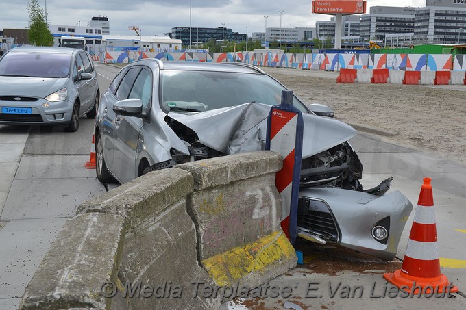 Mediaterplaatse taxi klapt op beton afzetting schiphol 03052019 Image00005