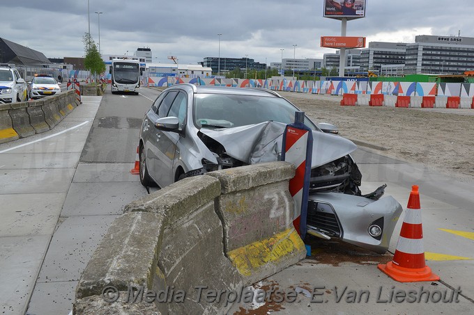 Mediaterplaatse taxi klapt op beton afzetting schiphol 03052019 Image00006