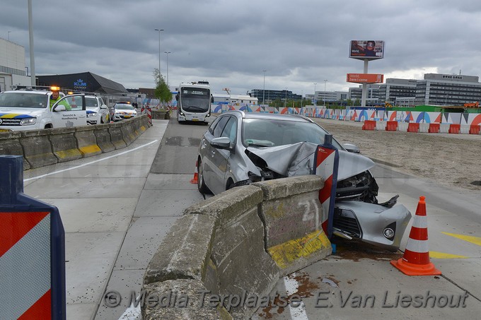 Mediaterplaatse taxi klapt op beton afzetting schiphol 03052019 Image00007