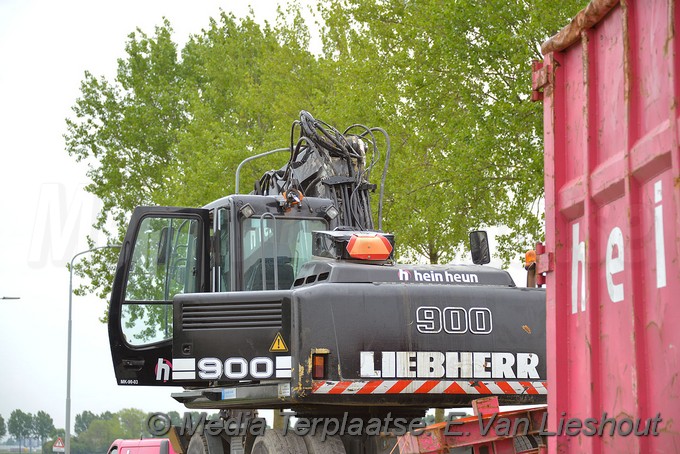 Mediaterplaatse ongeval vrachtwagen met kraan vast viaduct noordwijkerhout 06052019 Image00001