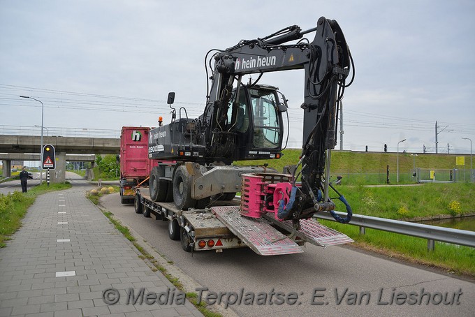 Mediaterplaatse ongeval vrachtwagen met kraan vast viaduct noordwijkerhout 06052019 Image00003