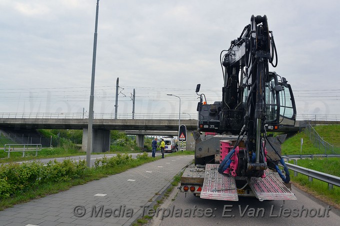 Mediaterplaatse ongeval vrachtwagen met kraan vast viaduct noordwijkerhout 06052019 Image00007
