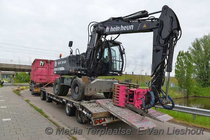 Mediaterplaatse ongeval vrachtwagen met kraan vast viaduct noordwijkerhout 06052019 Image00008