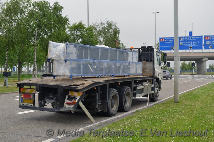 Mediaterplaatse bakwagen ramt viaduct met kraan schiphol 20052019 Image00002