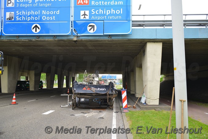Mediaterplaatse bakwagen ramt viaduct met kraan schiphol 20052019 Image00004