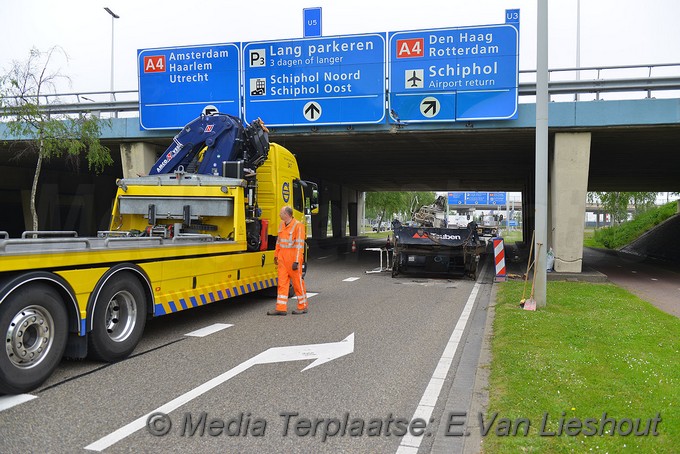 Mediaterplaatse bakwagen ramt viaduct met kraan schiphol 20052019 Image00006