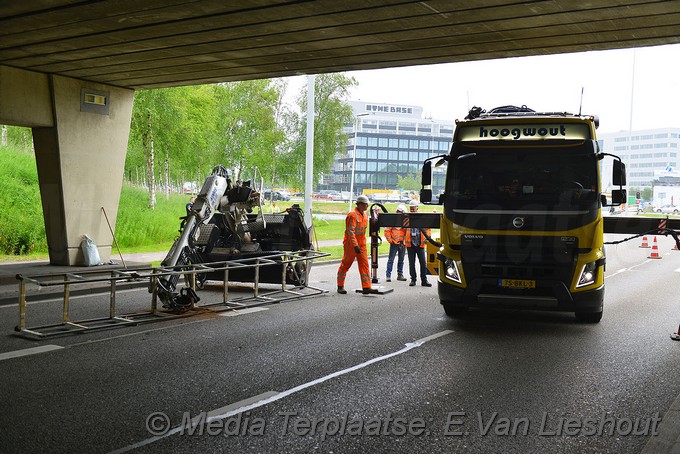 Mediaterplaatse bakwagen ramt viaduct met kraan schiphol 20052019 Image00009