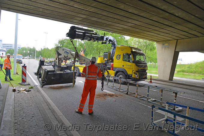 Mediaterplaatse bakwagen ramt viaduct met kraan schiphol 20052019 Image00012