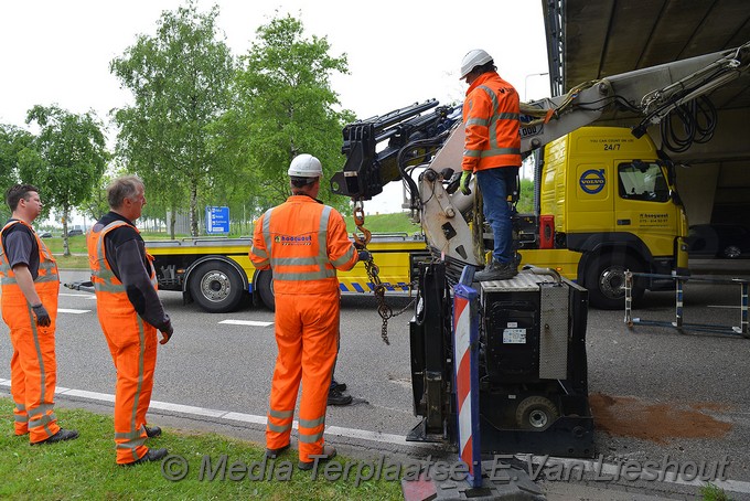 Mediaterplaatse bakwagen ramt viaduct met kraan schiphol 20052019 Image00013