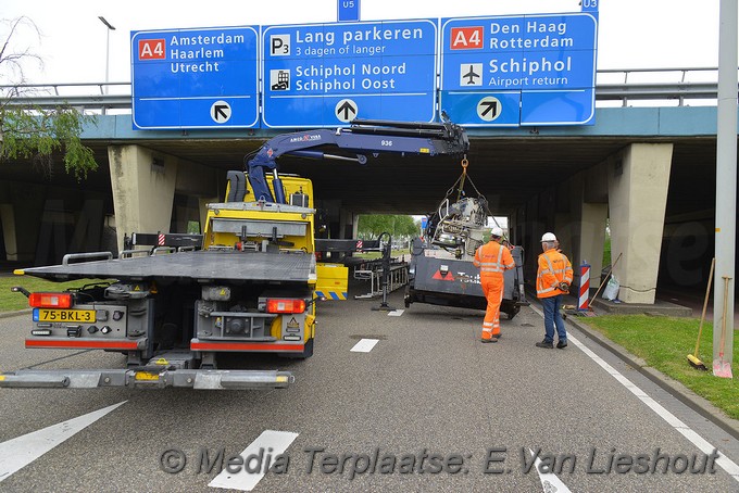 Mediaterplaatse bakwagen ramt viaduct met kraan schiphol 20052019 Image00014