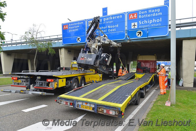 Mediaterplaatse bakwagen ramt viaduct met kraan schiphol 20052019 Image00016