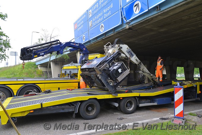 Mediaterplaatse bakwagen ramt viaduct met kraan schiphol 20052019 Image00017