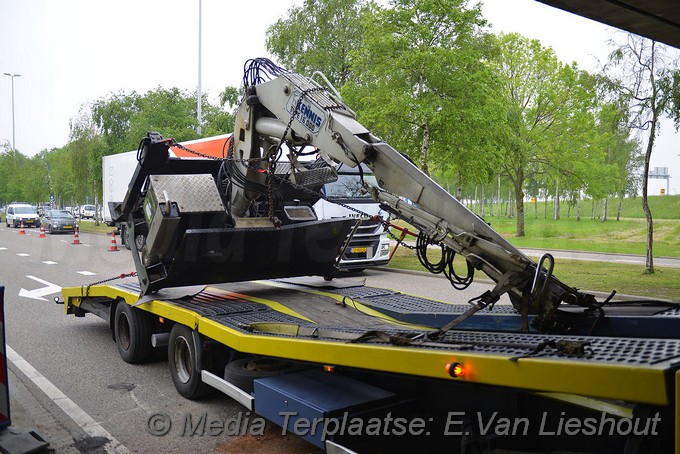 Mediaterplaatse bakwagen ramt viaduct met kraan schiphol 20052019 Image00020