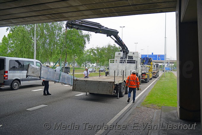 Mediaterplaatse bakwagen ramt viaduct met kraan schiphol 20052019 Image00022