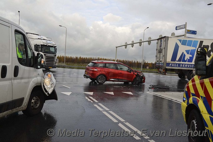 Mediaterplaatse ongeval auto busje n201 schiphol 17112016 Image00002