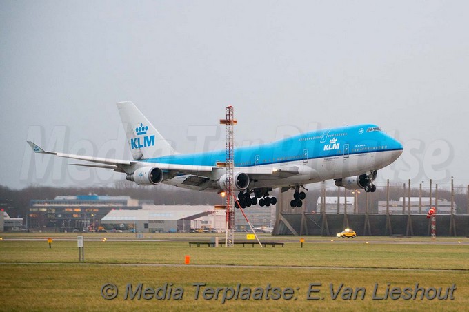 MediaTerplaatse klm vliegtuig keert terug naar schiphol 22012018 Image00003