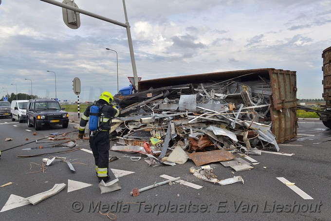 MediaTerplaatse ongeval vrachtwagen om hoofddorp 15082017 Image00002