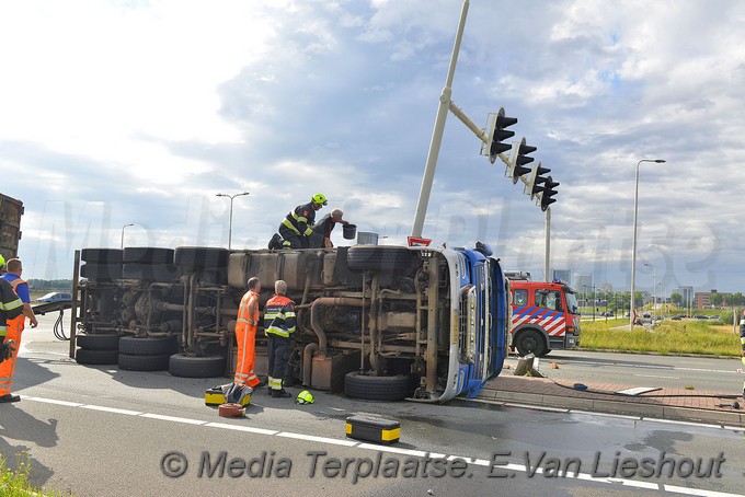 MediaTerplaatse ongeval vrachtwagen om hoofddorp 15082017 Image00007