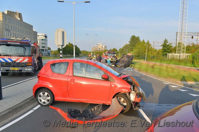 MediaTerplaatse ongeval auto dak goedhartlaan hdp 29082017 Image00006