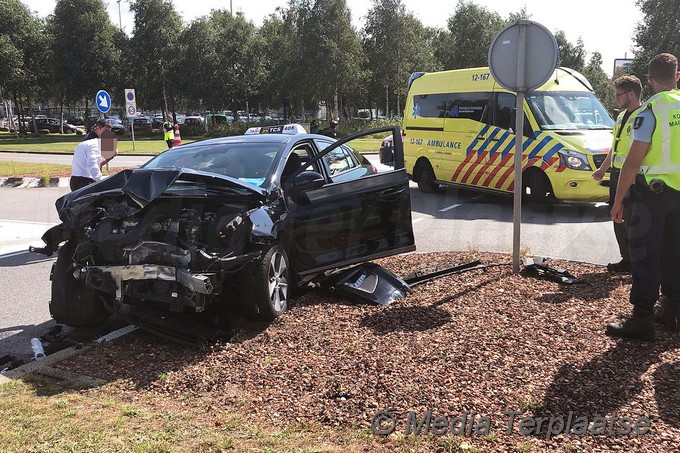 Mediaterplaatse ongeval taxi en bus 05082019 Image00002