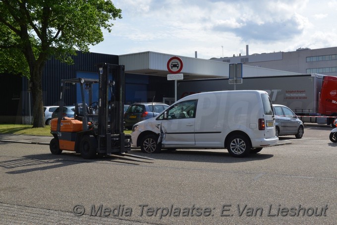Mediaterplaatse ongeval heftruck bestelwagen schiphol 06082019 Image00001