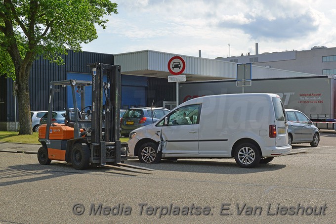 Mediaterplaatse ongeval heftruck bestelwagen schiphol 06082019 Image00100
